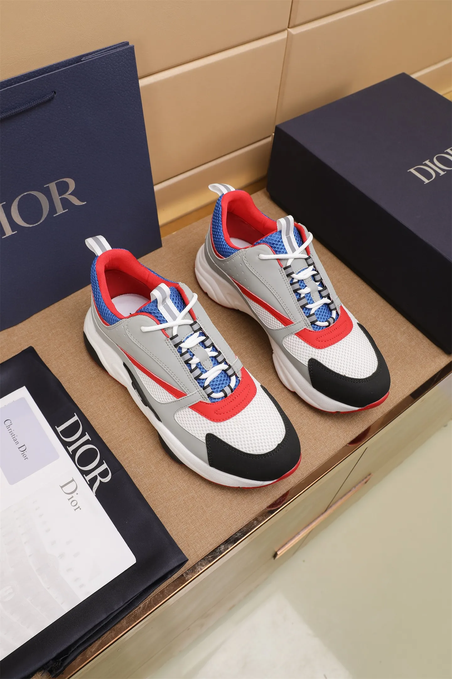 Factory price: 460💰Dior’s top version of D’s b22 men’s sports shoes. Inspired by retro running styles, the chunky low-top silhouette features gray calf leather and blue and white mesh fabric uppers, atop a black, white and blue engraved rubber sole. Nylon ribbon accents the blue mesh tongue and heel counter, and a "dio~" logo appears on the side. Pair it with a suit for a striking contrast and add a sportswear-chic edge to your look. The thick sole can be about 4cm~ Size: 38-45, [46, 47 customized]